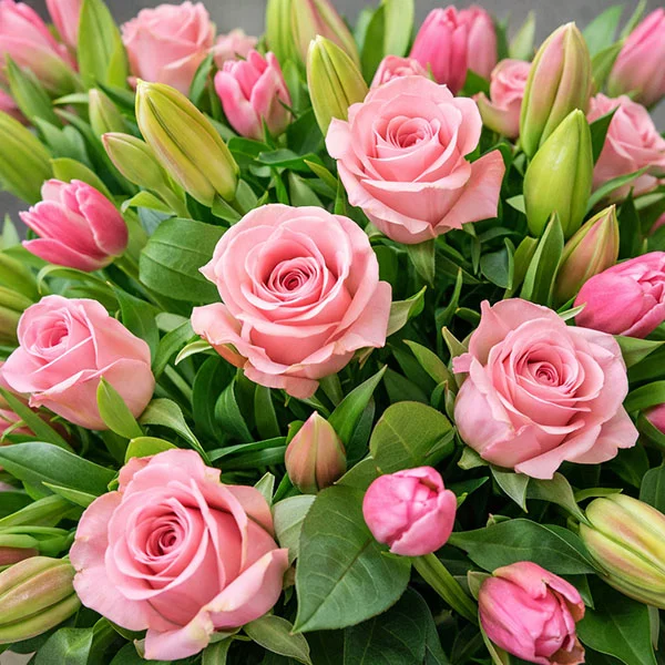 Красная шапочка - корзина из розовых роз и тюльпанов